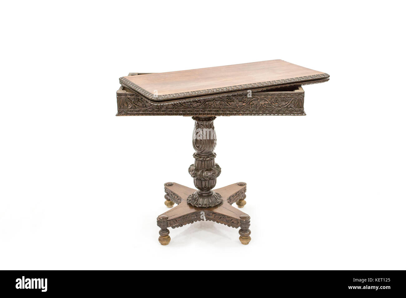 Table en bois ancien avec belle gravure sur le fond blanc Banque D'Images