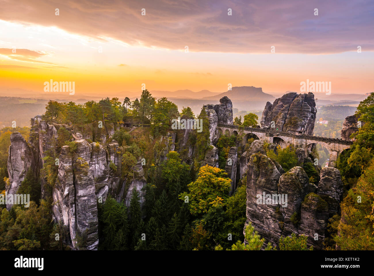 Avis de bastei, pont bastei au lever du soleil, à l'arrière la lilienstein, des montagnes de grès de l'elbe, rathen Banque D'Images