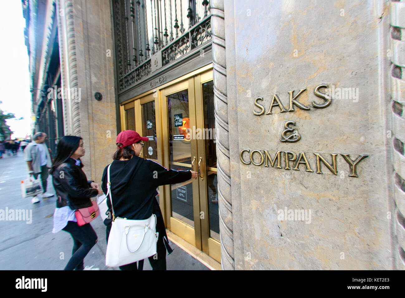 Les gens sont en marche le vaisseau amiral Saks Fifth Avenue magasin sur la Cinquième Avenue à New York. Banque D'Images