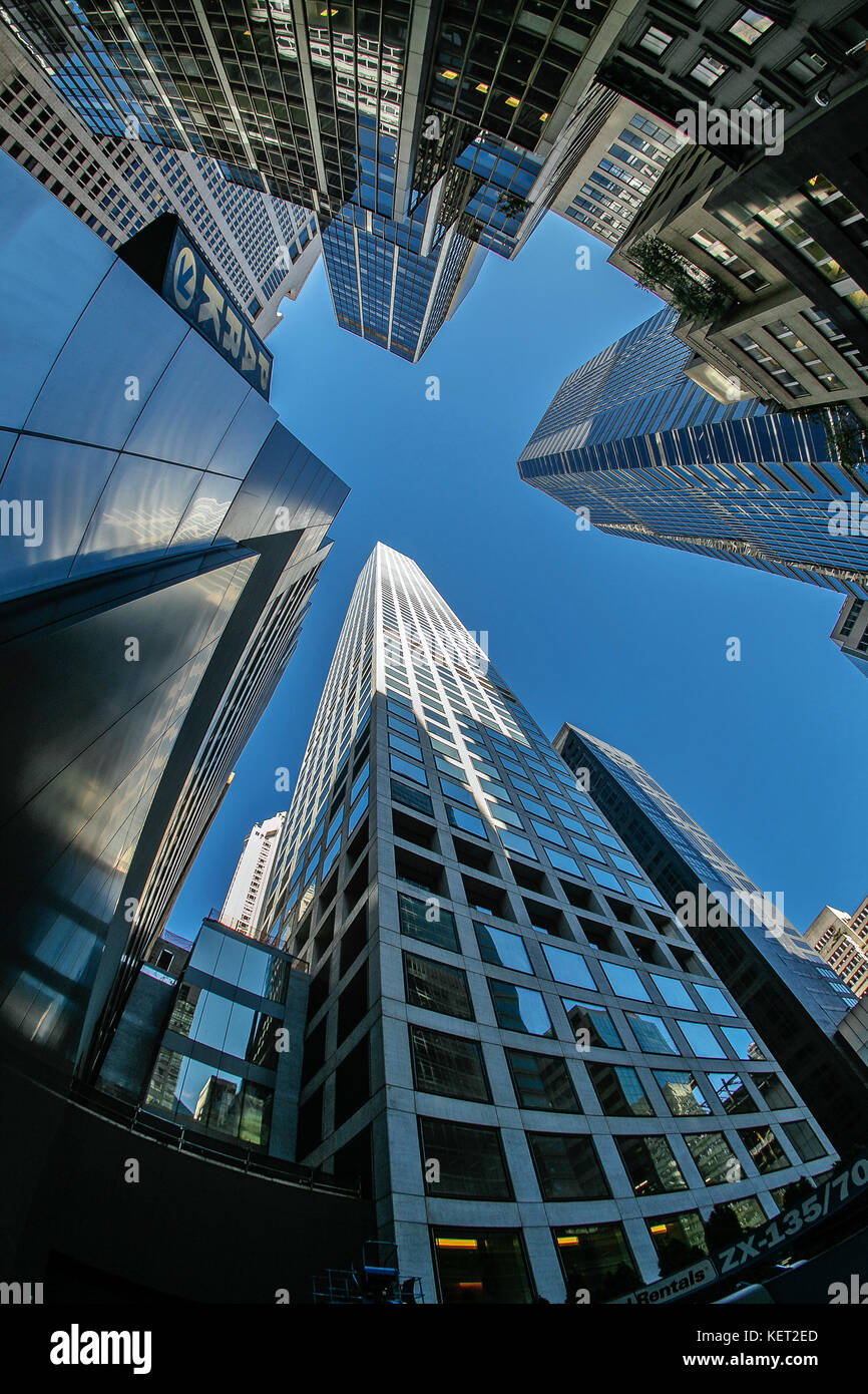 Voir le ciel de 432 Park Avenue - tour le plus haut immeuble résidentiel dans le monde, entouré d'autres gratte-ciel de New York. Banque D'Images