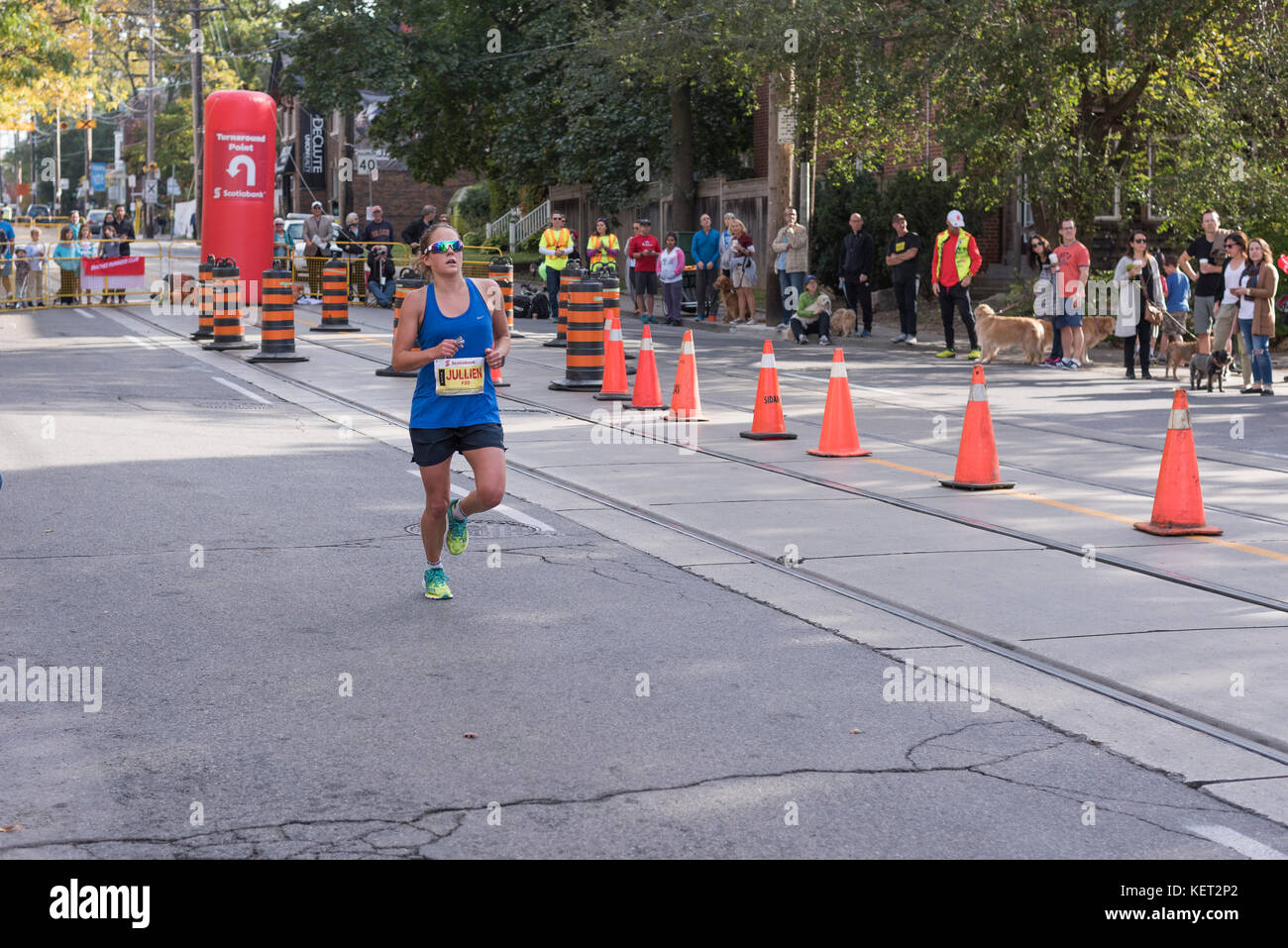 TORONTO, ON/CANADA - 22 OCT 2017 : Jullien, coureur de marathon, franchit le point de retournement de 33 km au marathon riverain de Toronto de la Banque Scotia 2017. Banque D'Images