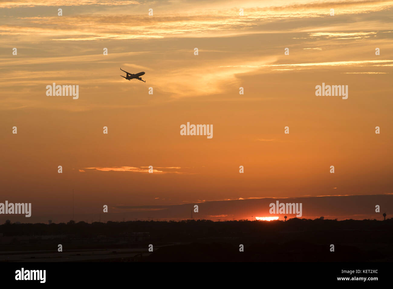 Chicago, Illinois - un avion de ligne s'écarte de l'aéroport international O'Hare au coucher du soleil. Banque D'Images