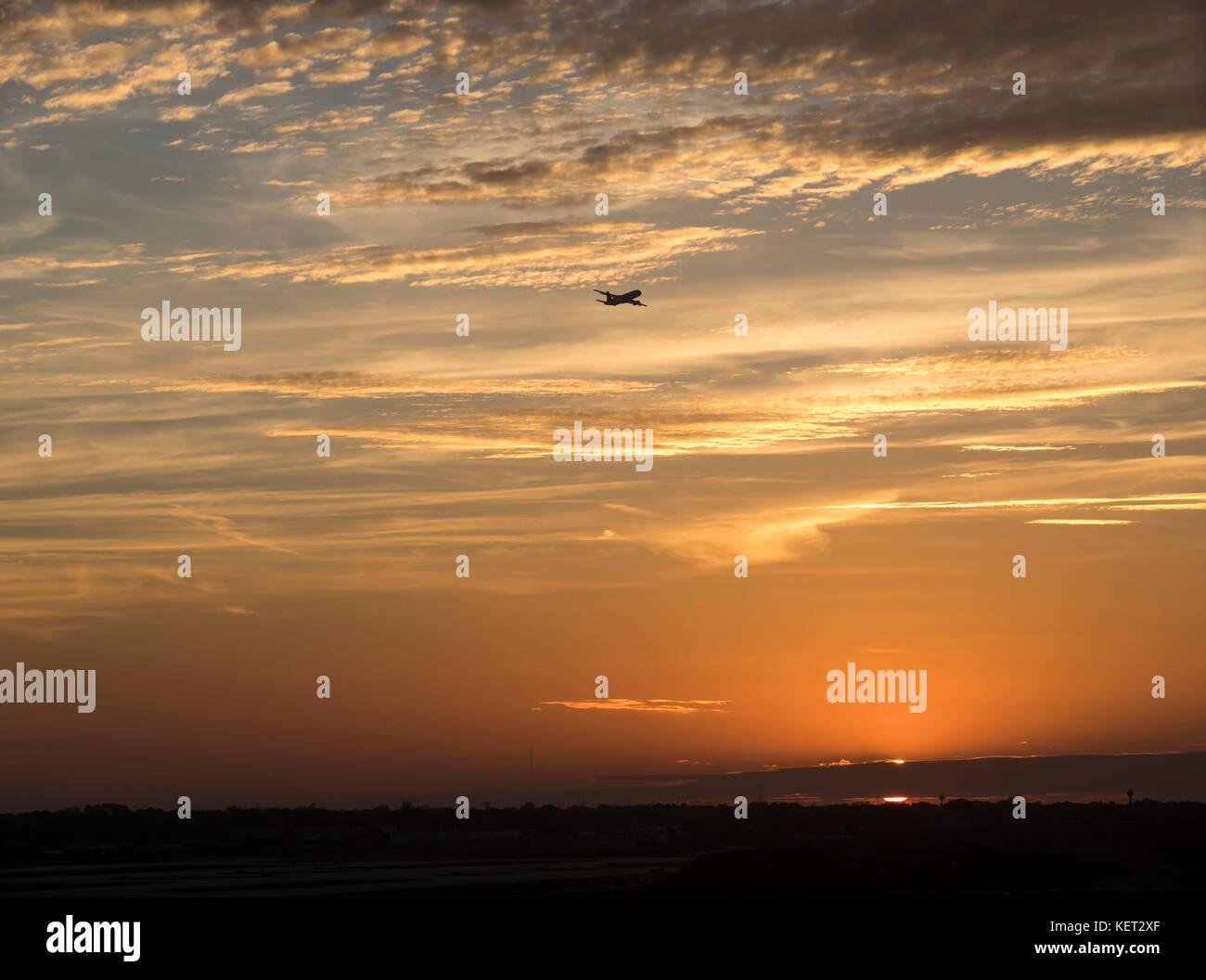 Chicago, Illinois - un avion de ligne s'écarte de l'aéroport international O'Hare au coucher du soleil. Banque D'Images