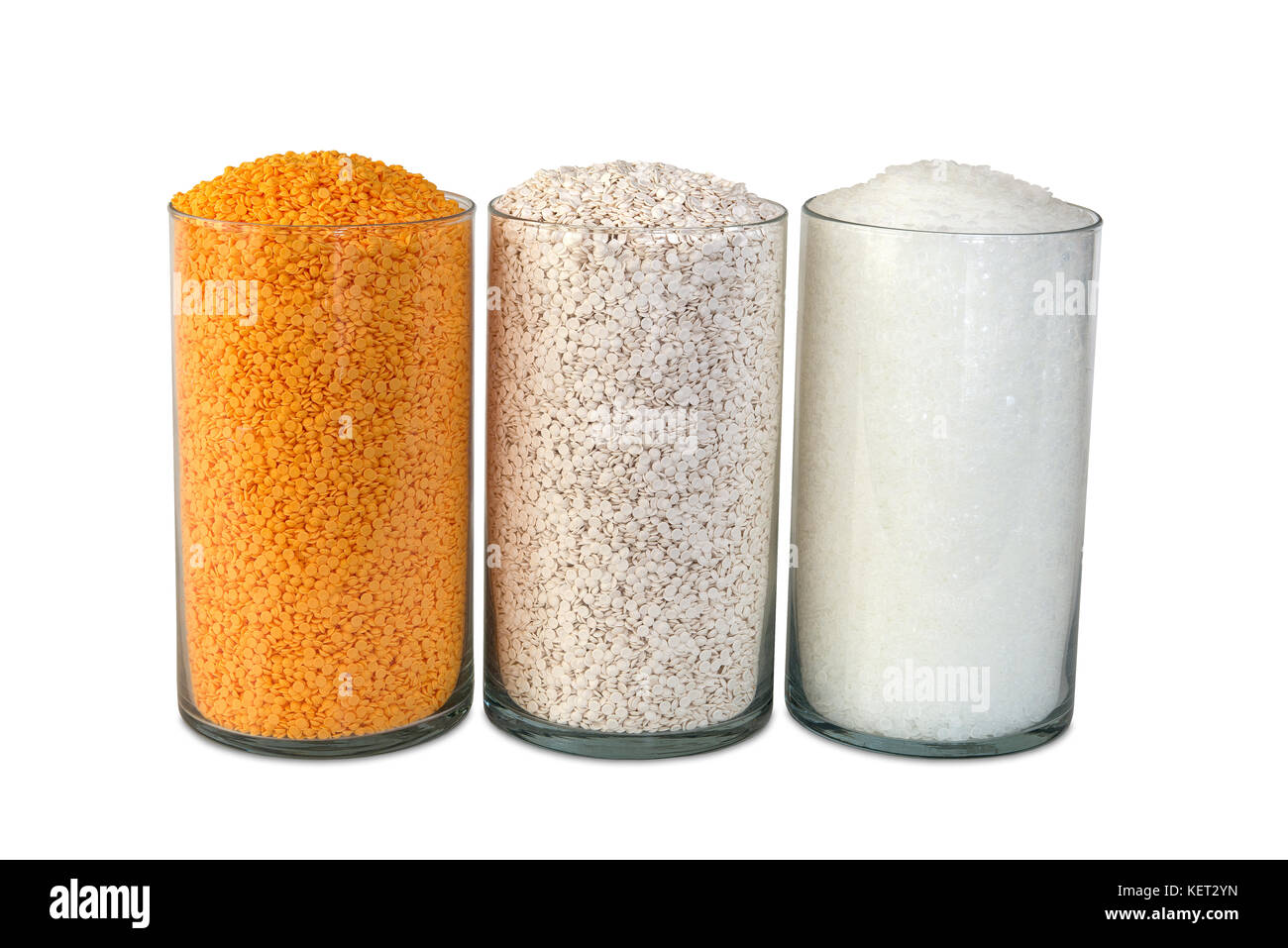Pastilles en plastique perles en polypropylène blanc sur fond de couleur. Banque D'Images