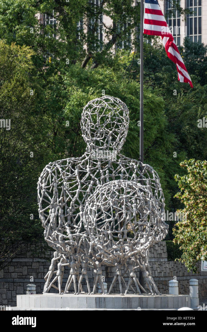 Tony Cragg est 26 pieds de sculpture en aluminium, les événements du monde, est un monument d'Atlanta, en Géorgie en regard de l'Woodruff Arts Center et High Museum of Art. Banque D'Images
