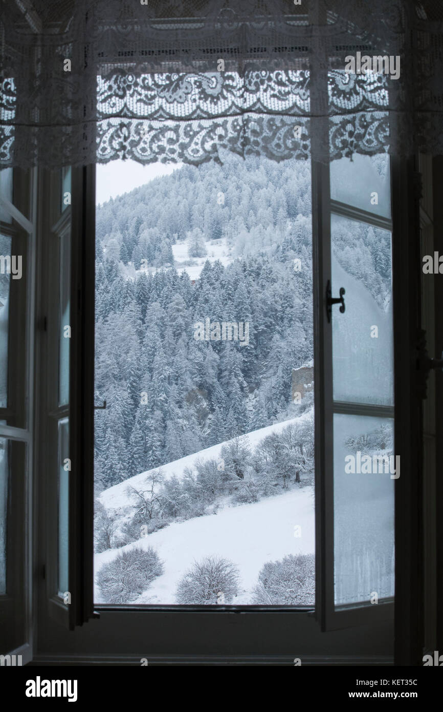 Avis d'une ancienne fenêtre dans un paysage de neige Banque D'Images