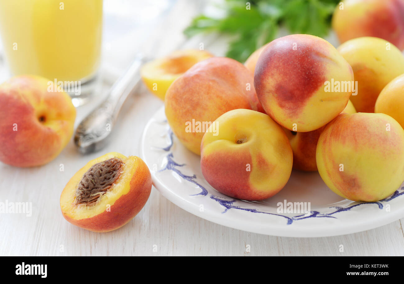 La vie toujours avec nectarines mûres fraîches sur la table en bois blanc Banque D'Images