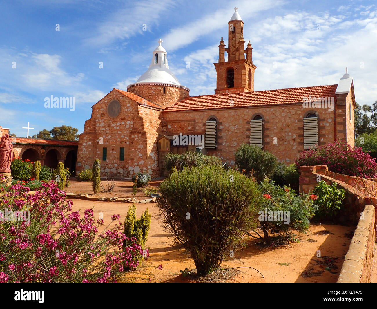 L'église fortifiée en pierre rouge de notre Dame du Mont Carmel et prêtre attenant, résidence conçu par signor hawes. mullewa, Australie occidentale Banque D'Images