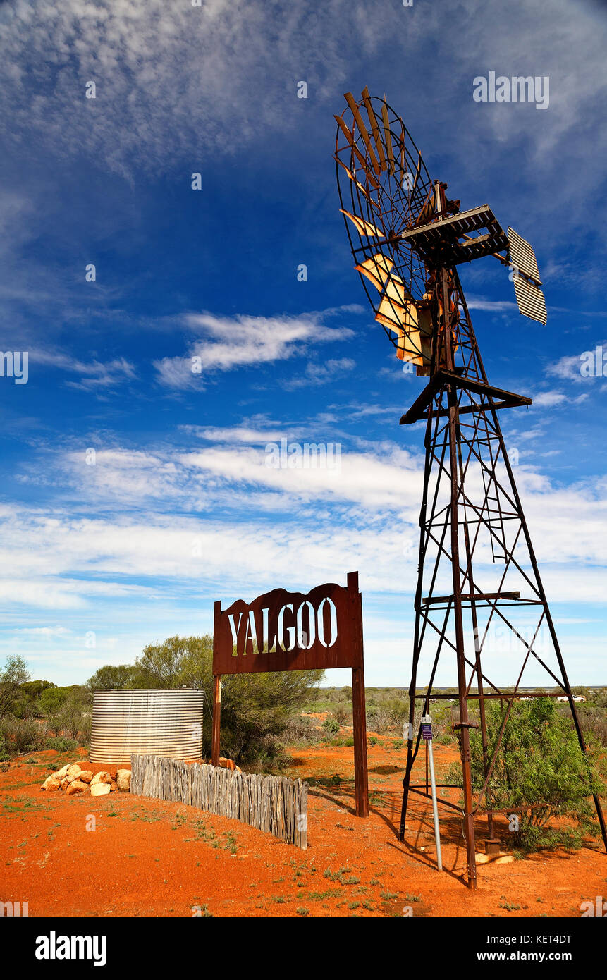 Nom ville acier rouillé, moulin et le réservoir d'eau sur la route menant au canton yalgoo en Australie occidentale wa Banque D'Images