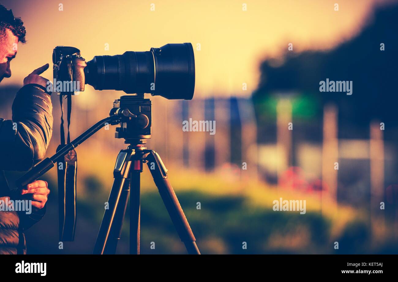 Photographe professionnel dans le domaine. super téléobjectif et appareil photo numérique sur un trépied. Banque D'Images