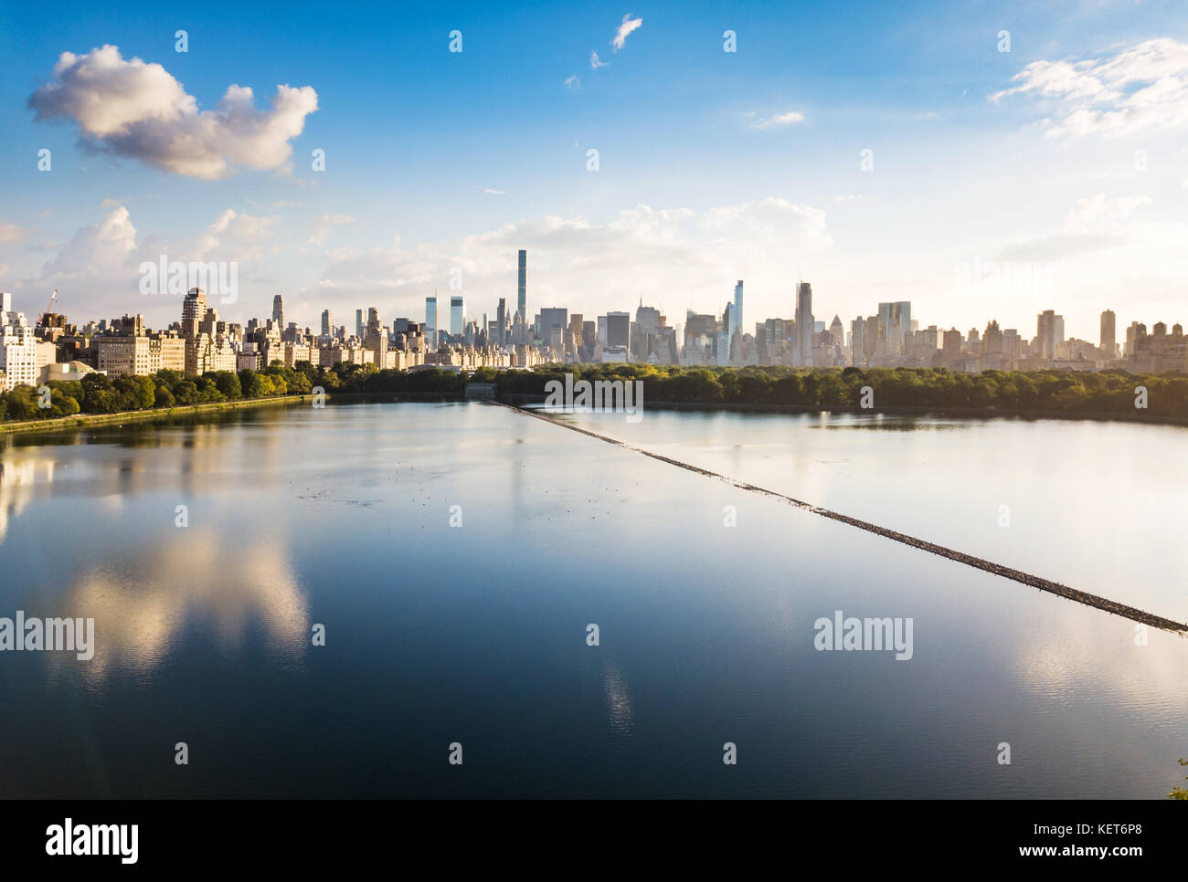 Central Park le réservoir avec new york cityscape vue aérienne Banque D'Images