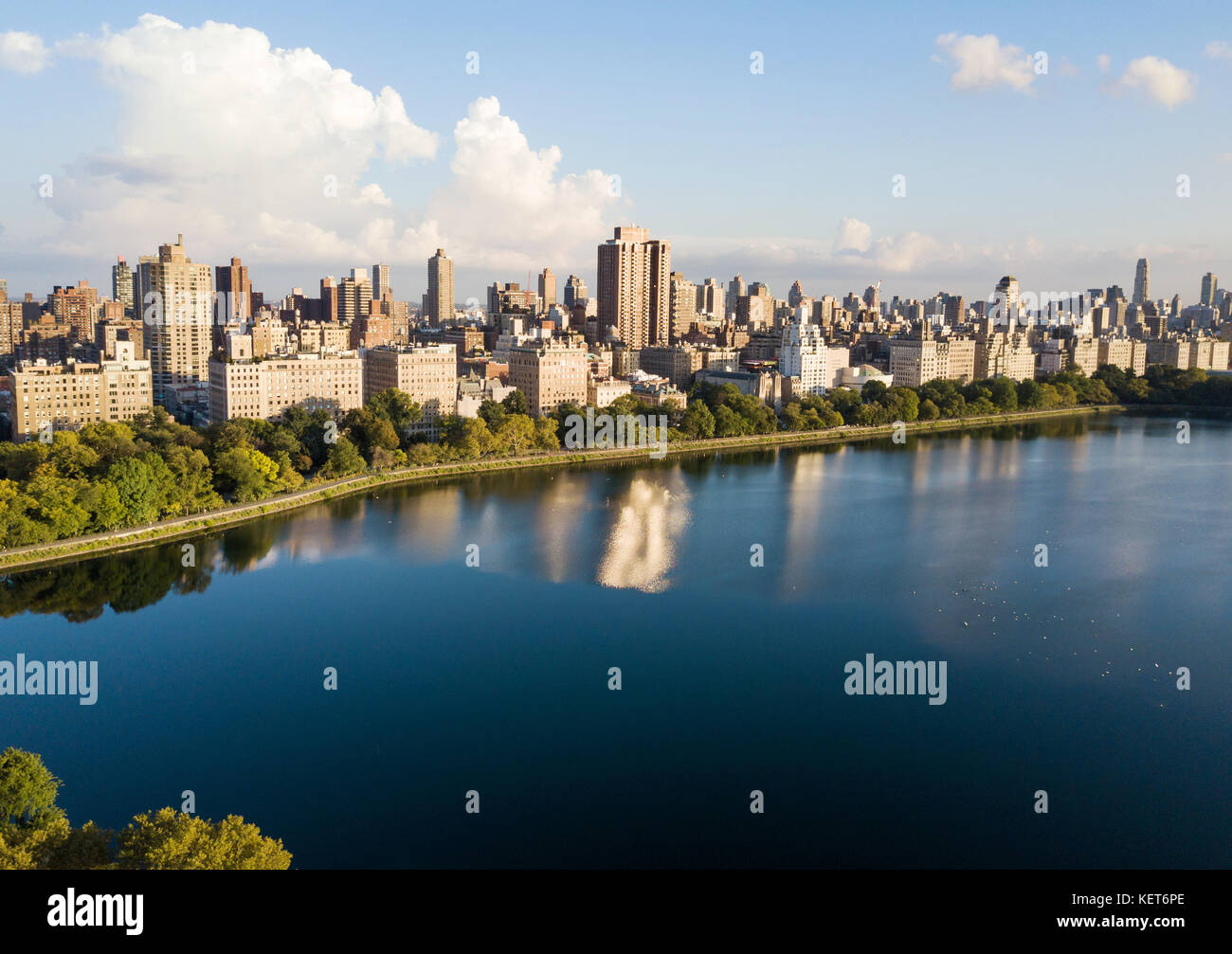 Central Park le réservoir avec New York cityscape vue aérienne Banque D'Images