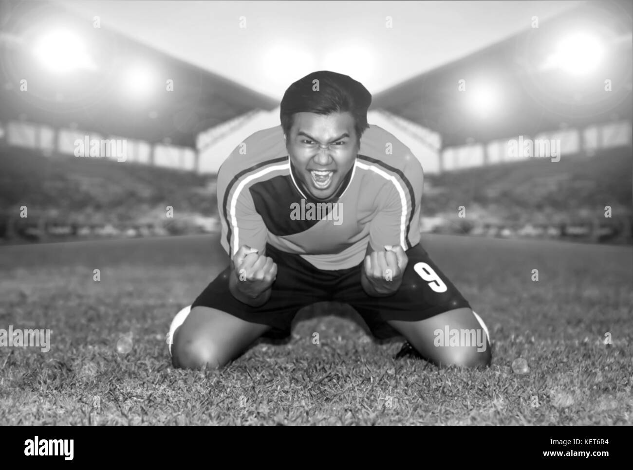 Football soccer player jeune homme bonheur joie s'agenouiller et joueurs de football team group célébrant la victoire et champion de jeu en football stadium Banque D'Images