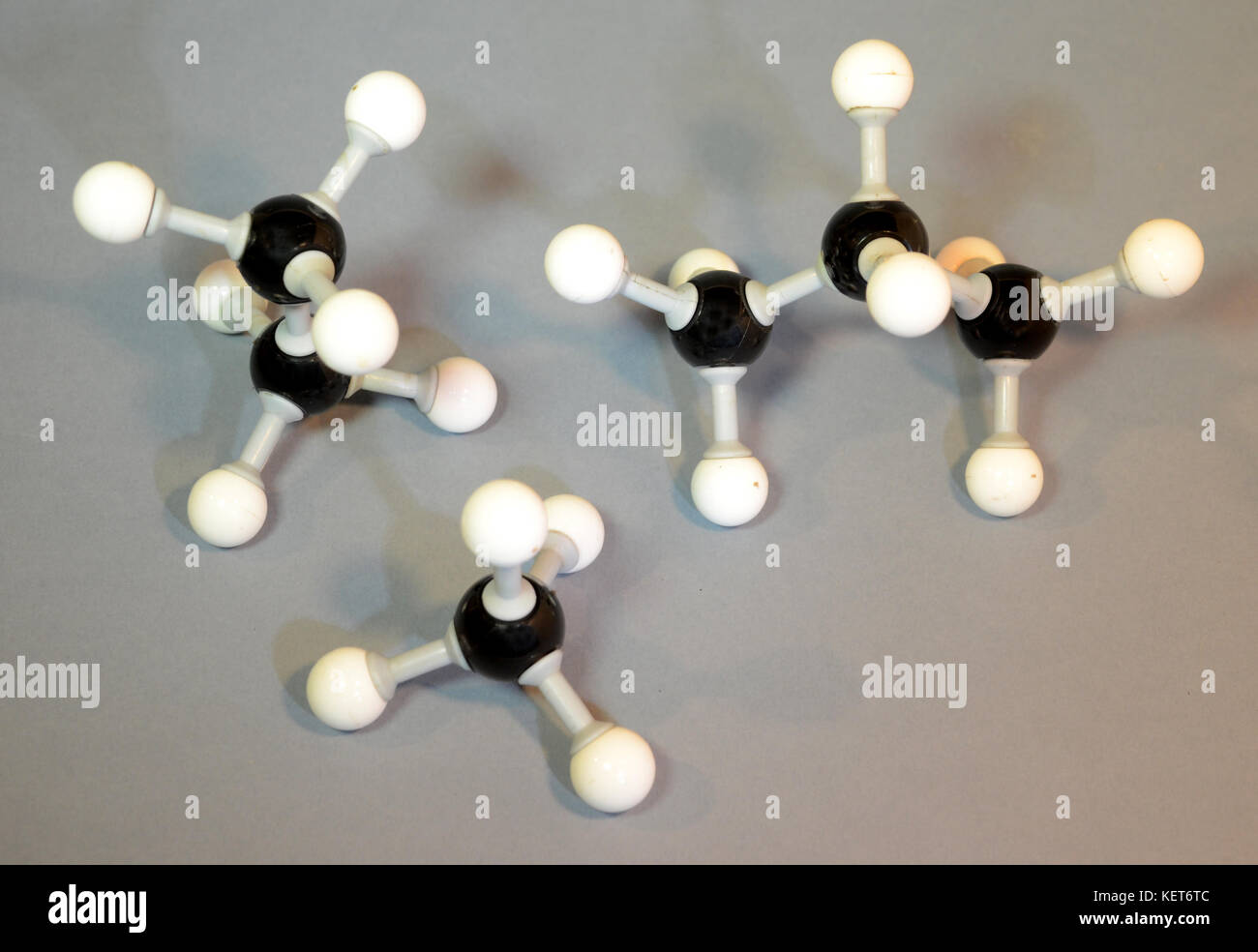 Molécule modèle d'alcanes : méthane à l'avant, à gauche et à l'éthane, le propane droit. Le noir est blanc, le carbone est l'hydrogène. Banque D'Images