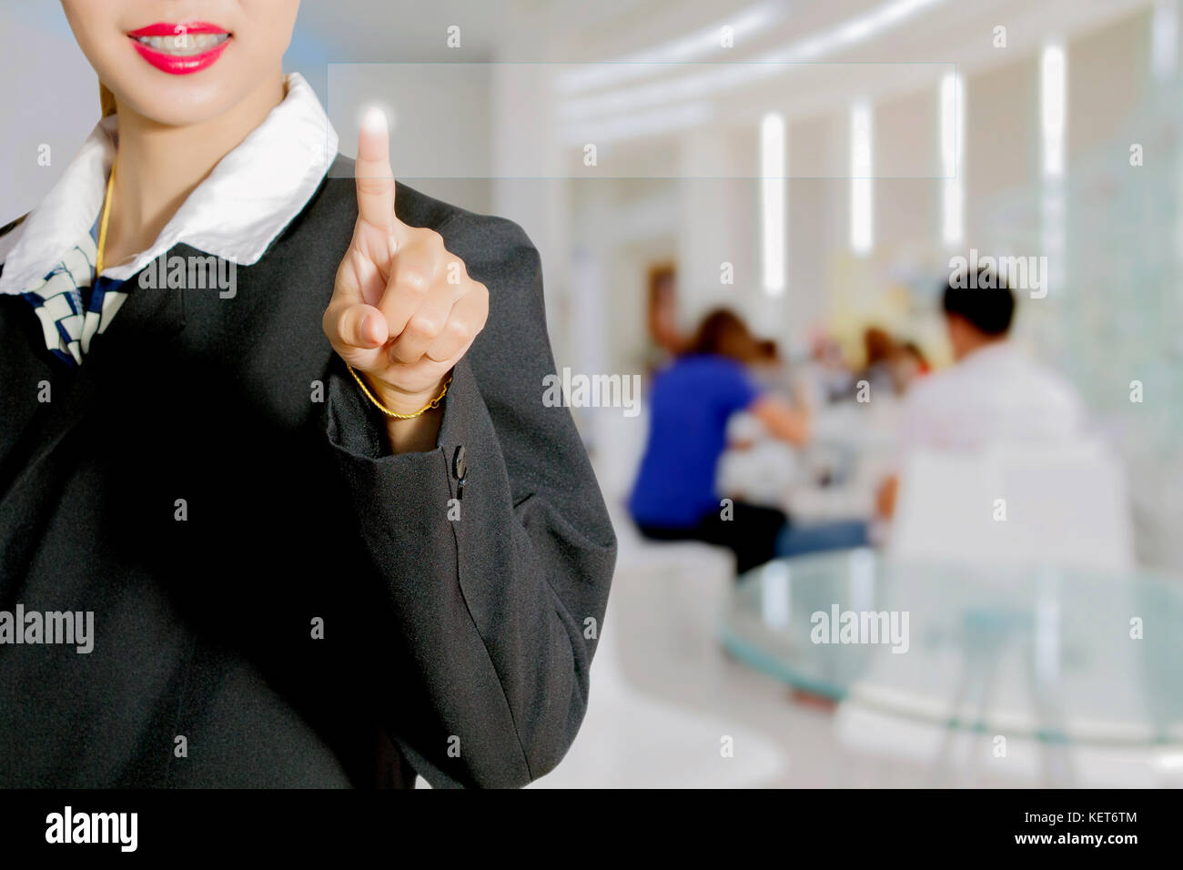 Femmes d'Asie tenue main et toucher sur l'écran virtuel sur les gens du monde des affaires Banque D'Images