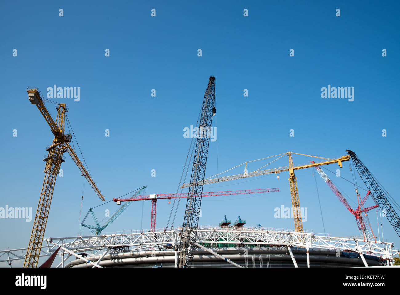Grues à tour sur un fond de ciel bleu Banque D'Images