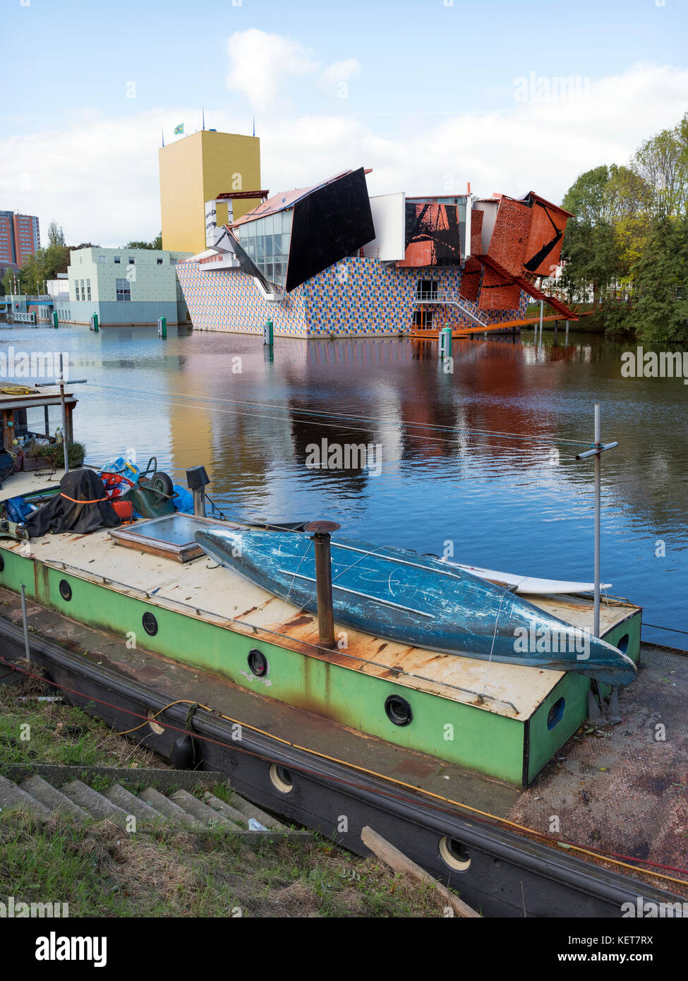 Péniche et Groninger Museum à Groningen Banque D'Images