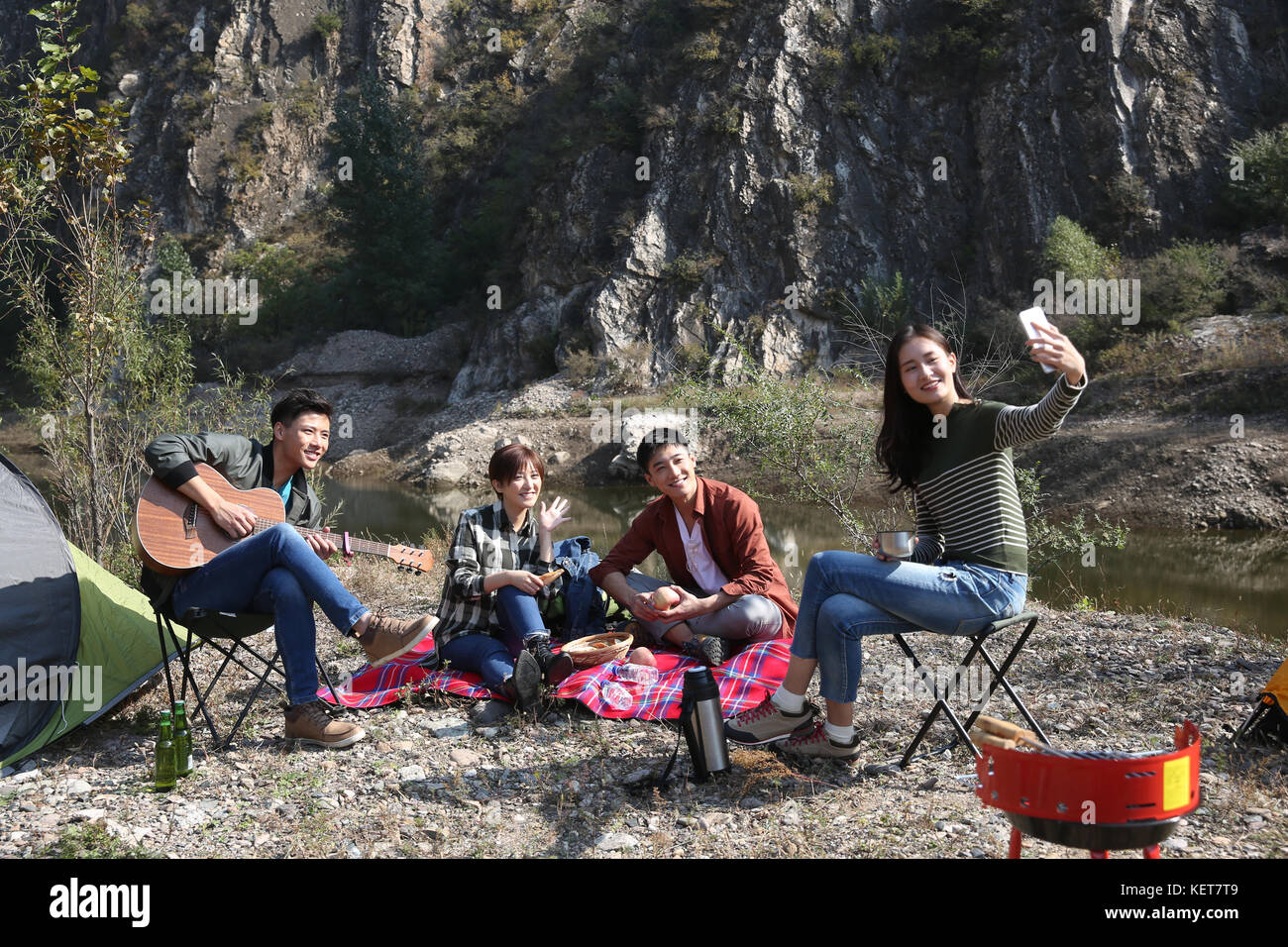 Les jeunes, hommes et femmes, pique-nique dans les montagnes Banque D'Images
