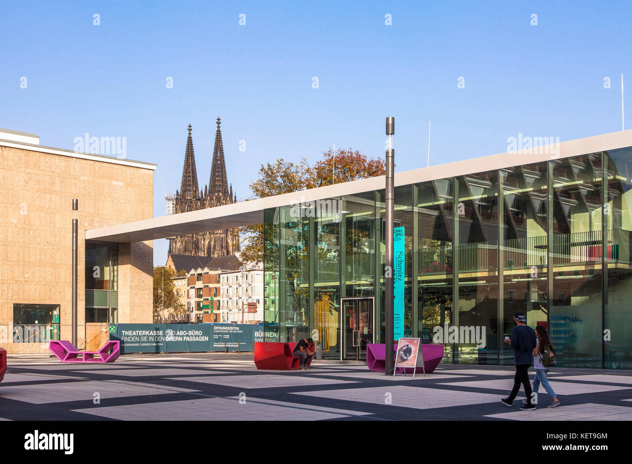 Allemagne, Cologne, la Kleine Haus (petite maison) du Schauspiel Koeln (théâtre de Cologne) sur la place Offenbach, en arrière-plan la cathédrale. D Banque D'Images