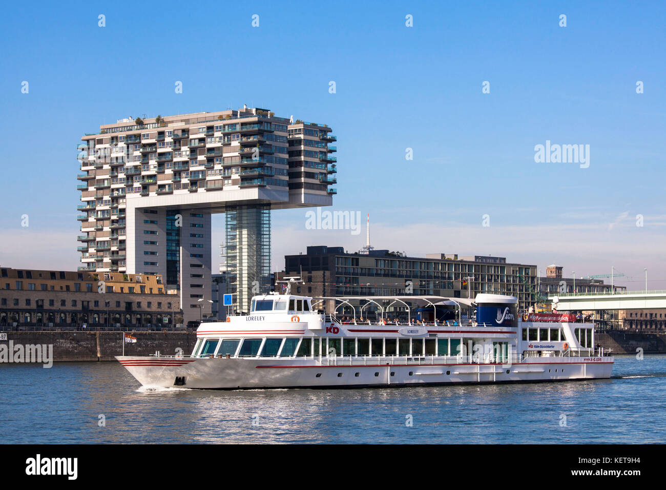 Allemagne, Cologne, vue des rives du Rhin dans le quartier de la ville de Poll au port de Rheinau avec les Crane Houses de Hadi Teherani. DEU Banque D'Images