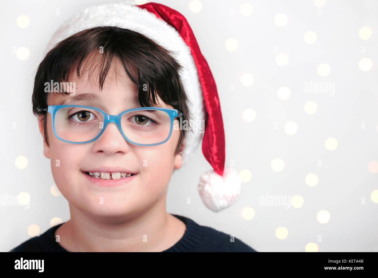 Heureux garçon avec des lunettes à Noël Banque D'Images