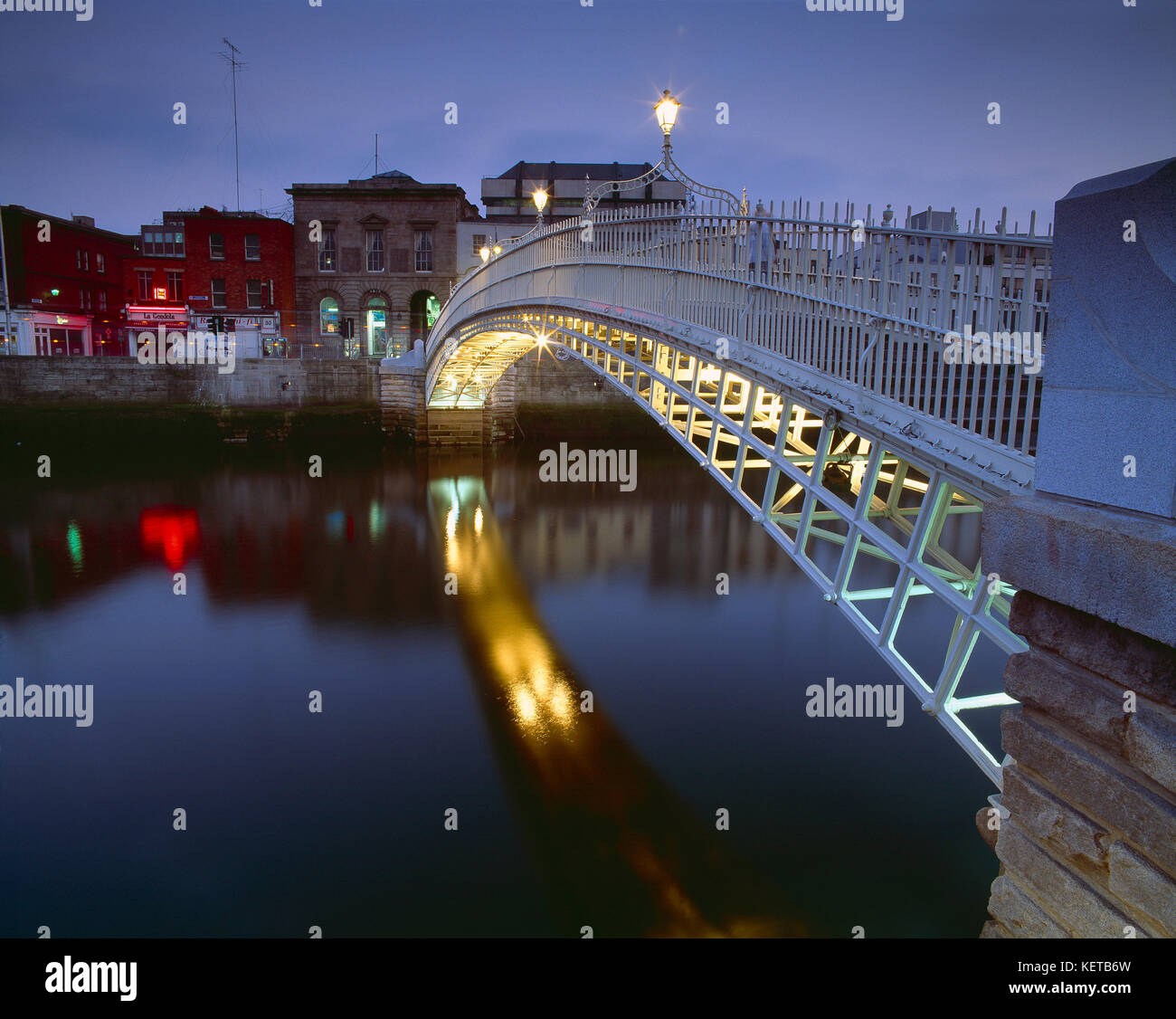 Irlande. Dublin. Pont Liffey au crépuscule. Banque D'Images