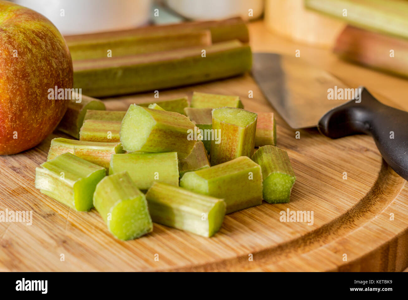 La rhubarbe et Apple on a chopping board Banque D'Images