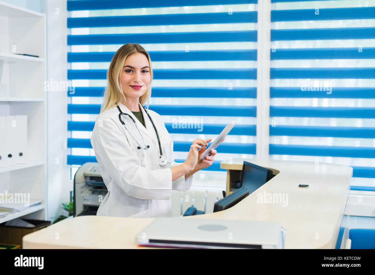Jeune femme réceptionniste holding tablet computer à l'hôpital. Banque D'Images