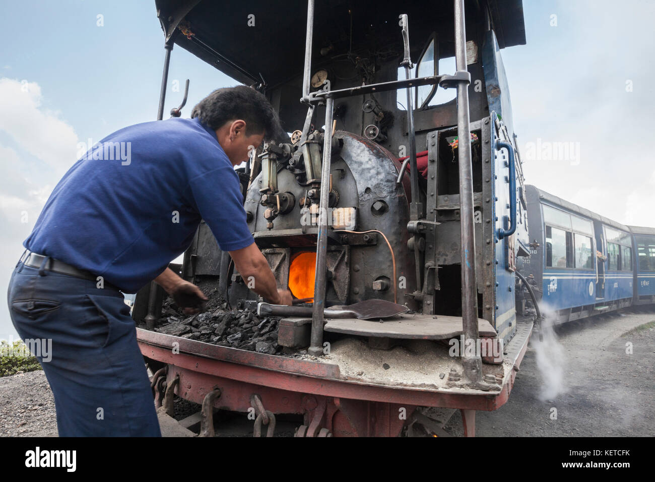 Les réparations de l'homme le moteur de l'Himalayan Railway historique aussi connu comme petit train darjeeling Inde Bengale Ouest Asie Banque D'Images