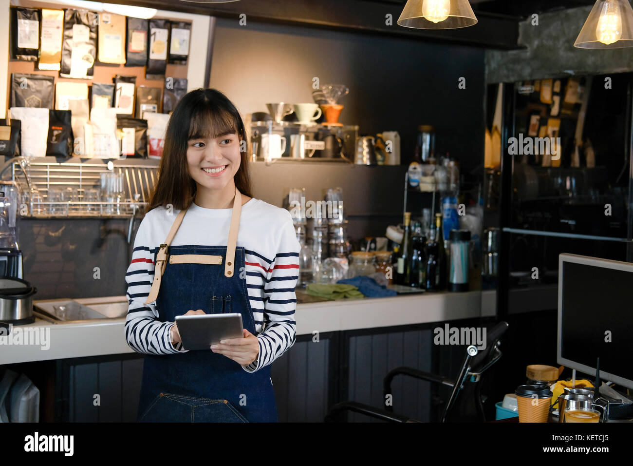 Portrait of smiling asian barista holding digital tablet in coffee shop. café restaurant service, propriétaire de petite entreprise, de l'alimentation et boissons l'indu Banque D'Images