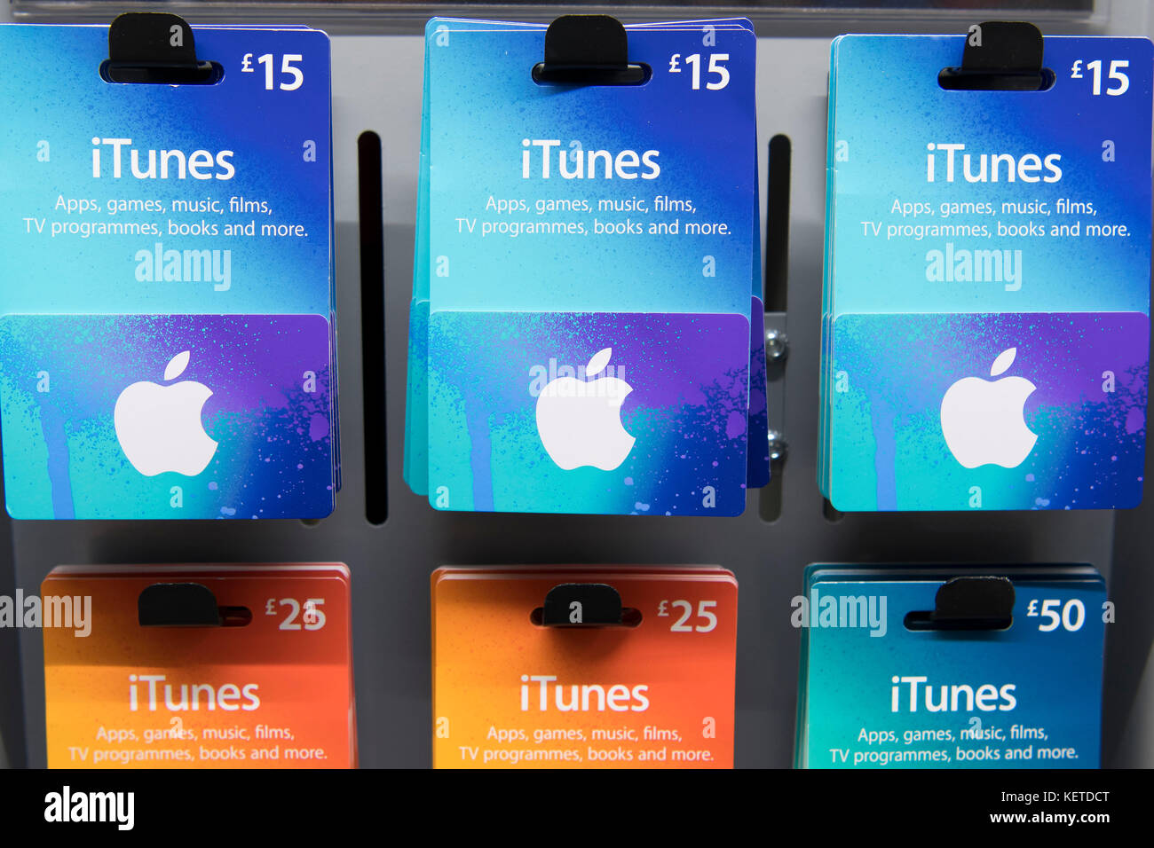 Les cartes cadeaux iTunes d'Apple sur l'écran dans un magasin marchand de  supermarché Photo Stock - Alamy