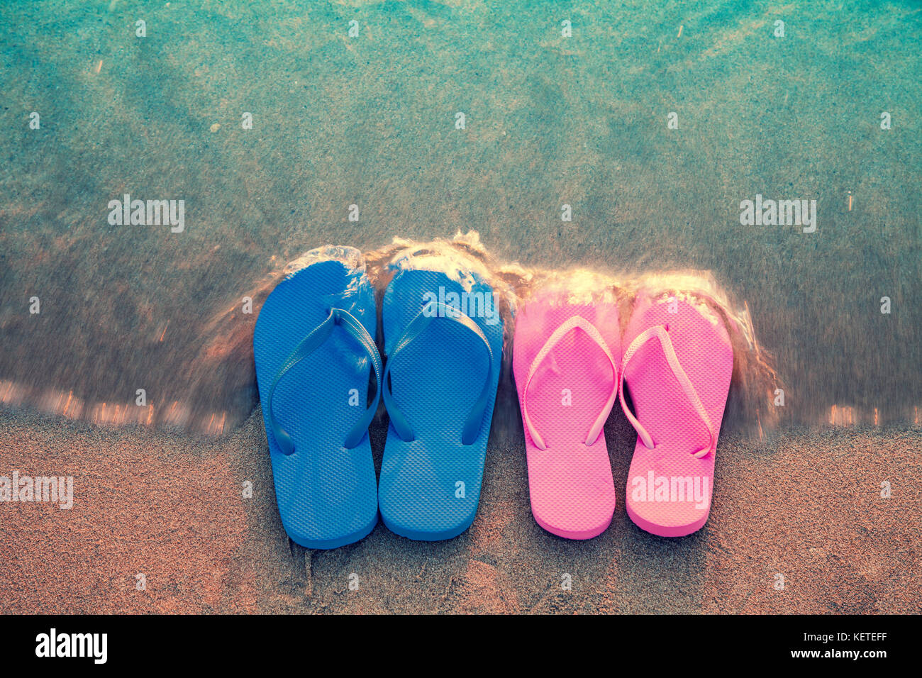 Scène de plage romantique. Les hommes et flip flop sandals sur la plage Banque D'Images