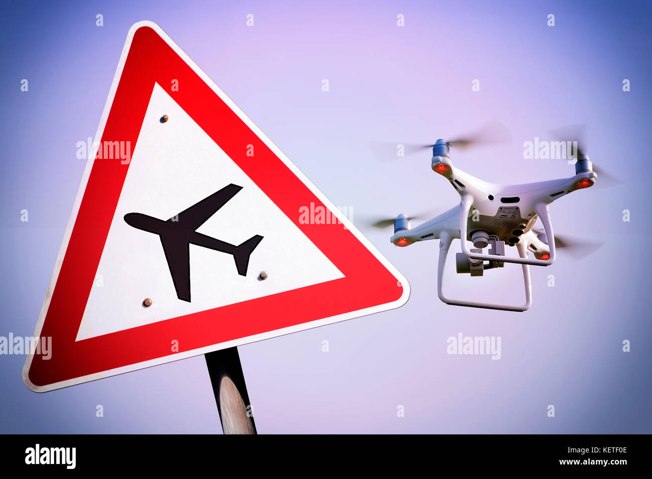 Drone en vol et de l'air traffic sign Banque D'Images