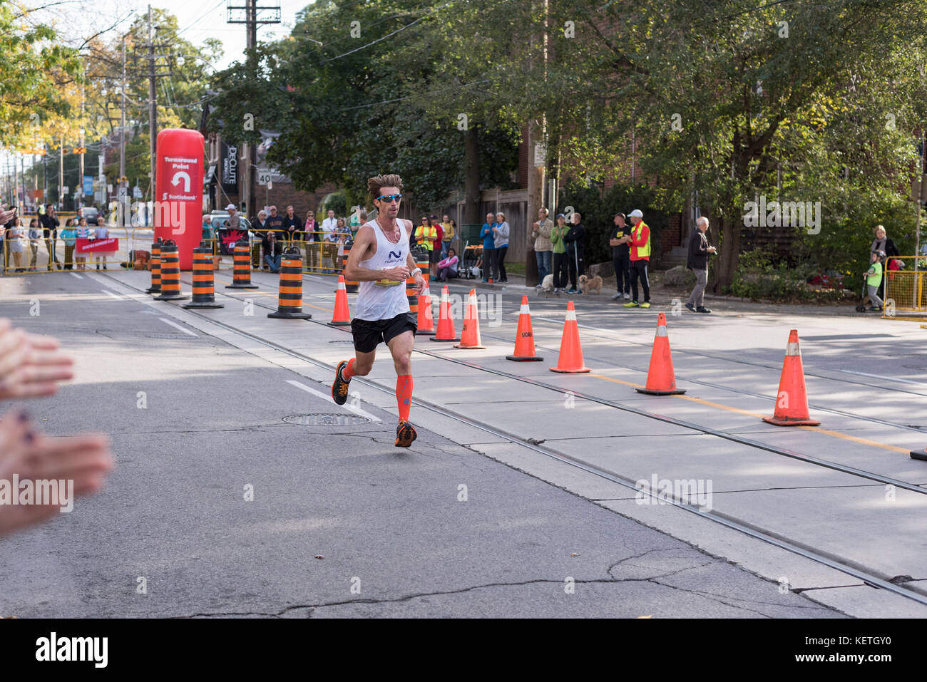 TORONTO, ON/CANADA - 22 OCT 2017 : coureur de marathon franchissant le point de retournement de 33 km au marathon riverain de Toronto de la Banque Scotia 2017. Banque D'Images