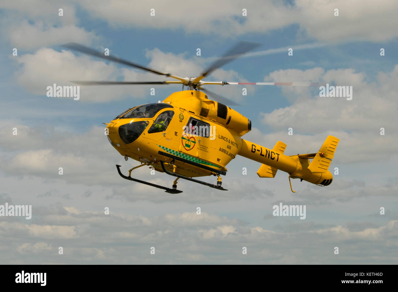 La lincolnshire air ambulance l'atterrissage à l'aéroport tollerton pour un patient transfer Banque D'Images