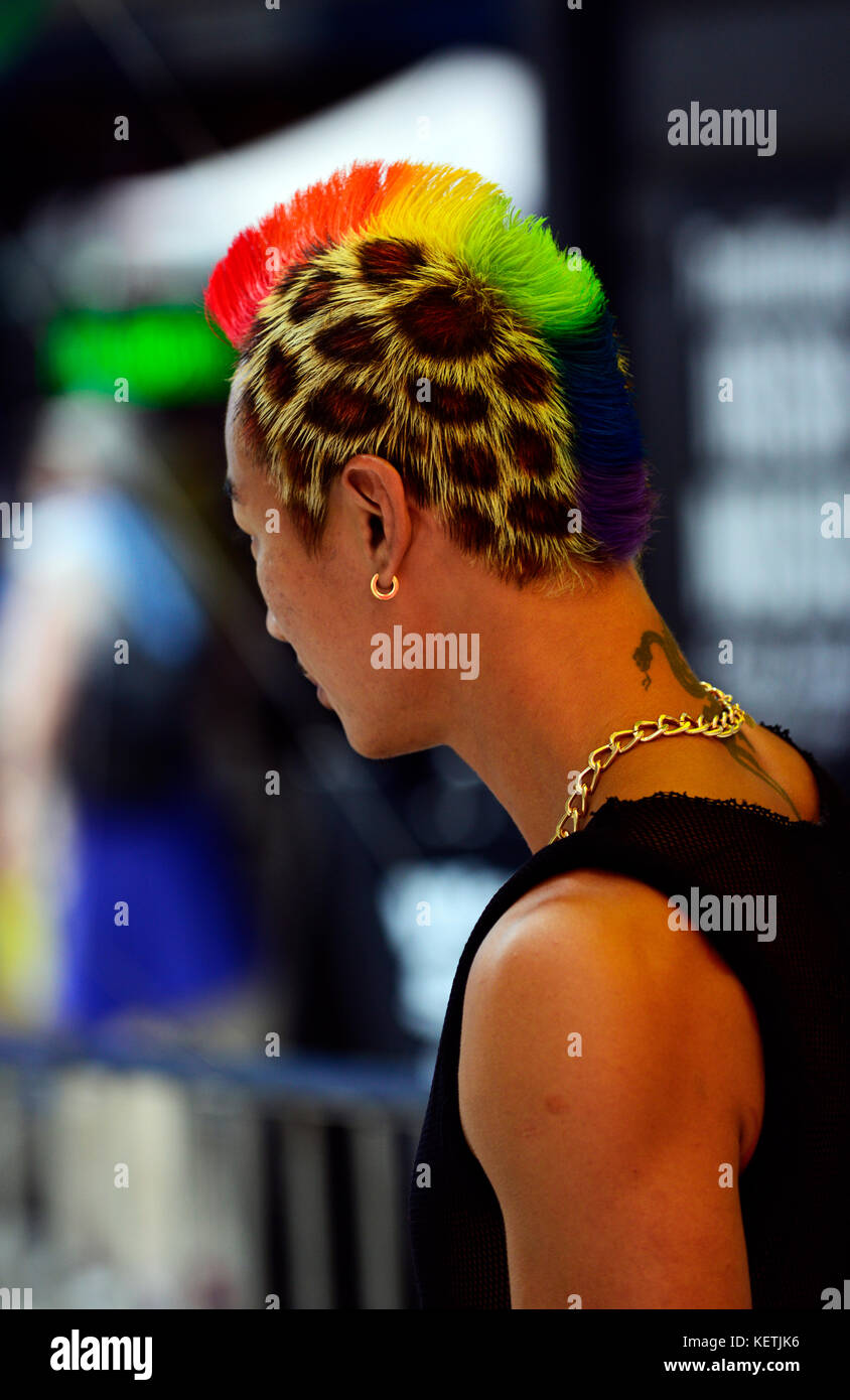 Coupe de cheveux colorés. Banque D'Images