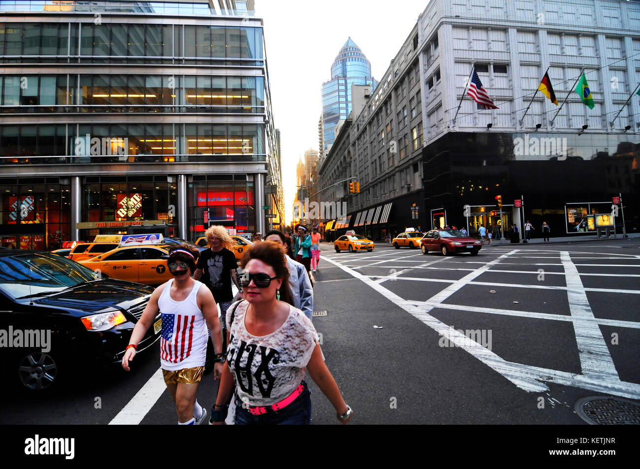 Les piétons traversant la 3e Ave sur E 59th Street à Manhattan. Banque D'Images