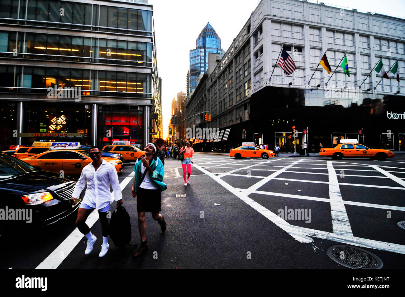 Les piétons traversant la 3e Ave sur E 59th Street à Manhattan. Banque D'Images