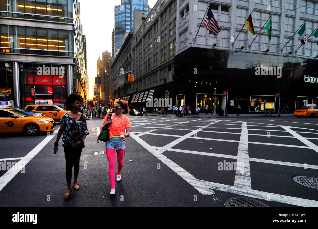 Les piétons traversant la 3e Ave sur E 59th Street à Manhattan. Banque D'Images