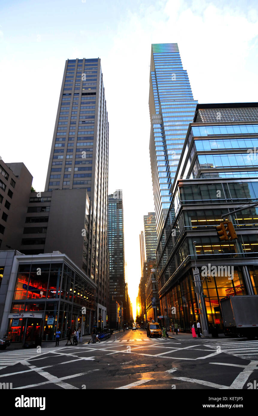 Les piétons traversant la 3e Ave sur E 59th Street à Manhattan. Banque D'Images