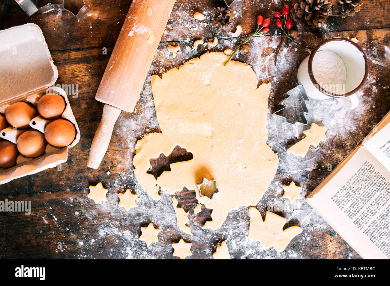 Baking gingerbread cookies au moment de Noël. Banque D'Images