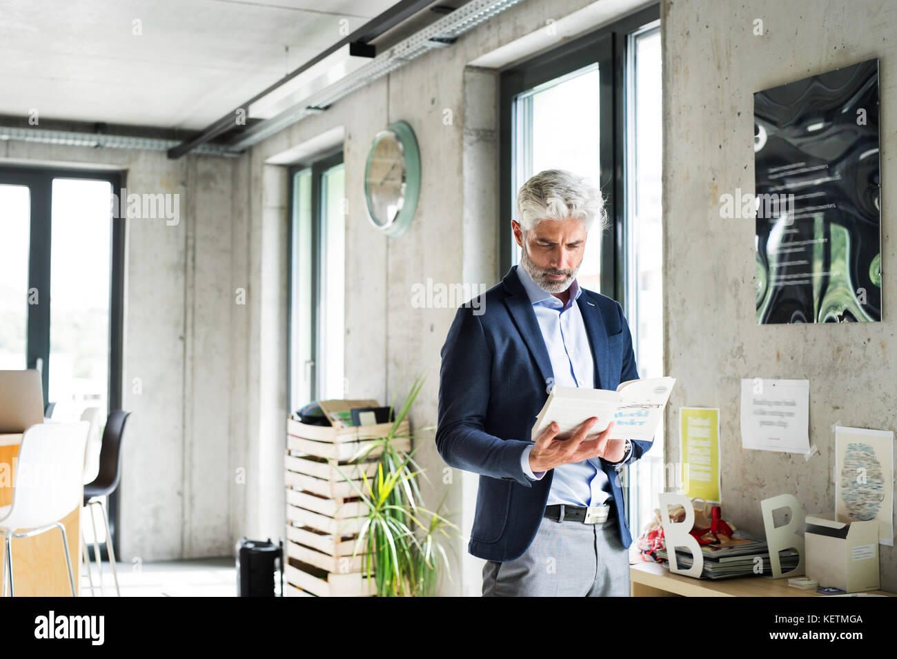 Businessman in creative office lecture. Banque D'Images