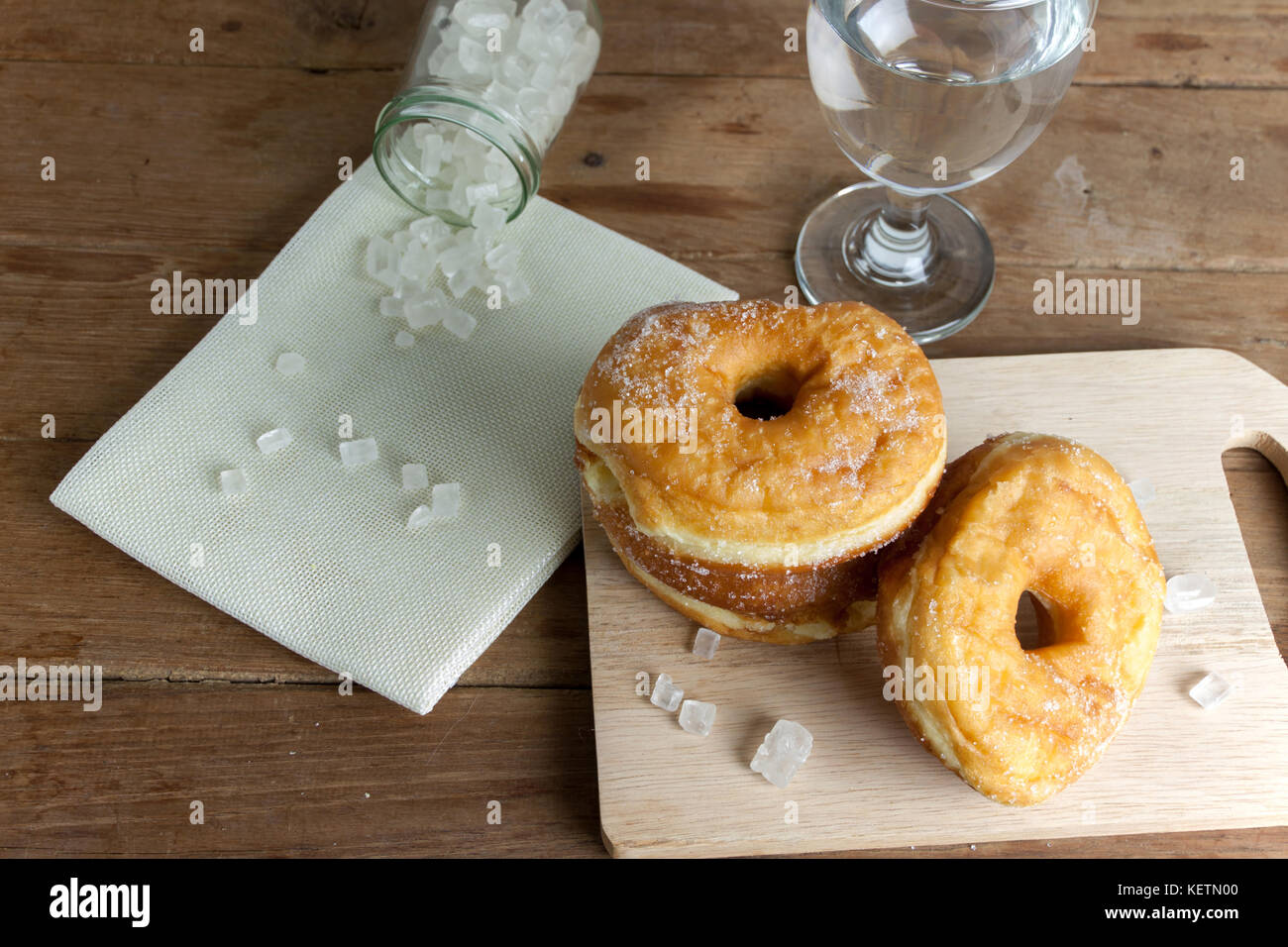 Donuts vitrage avec un sucre glace sur une table en bois rustique Banque D'Images