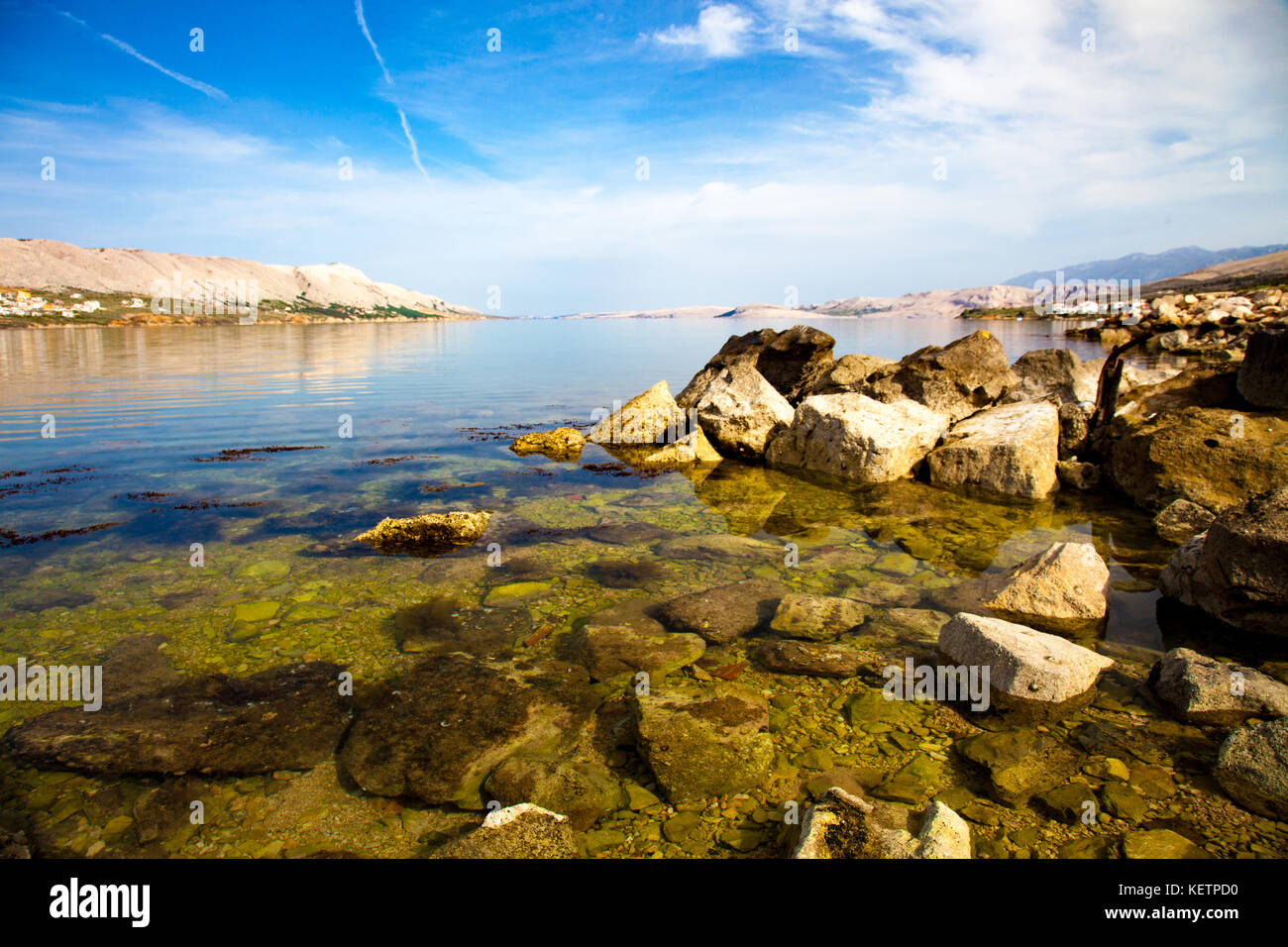 La baie de la mer avec une côte rocheuse en Croatie Banque D'Images