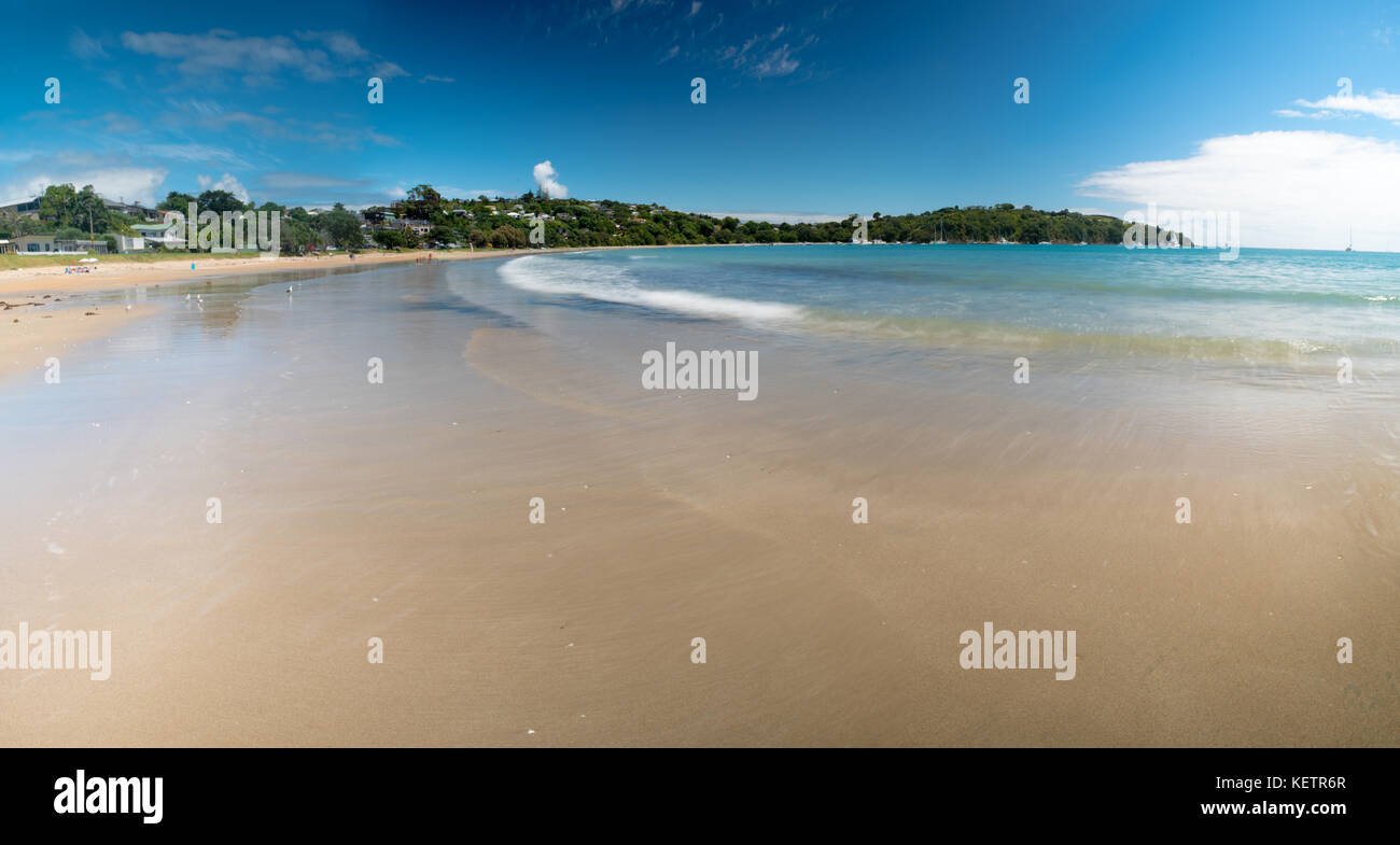 Panorama de plage de sable fin et la mer bleue Banque D'Images