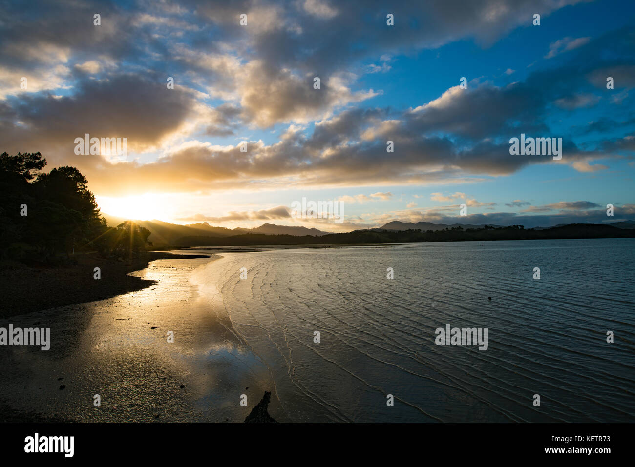 Coucher du soleil en Nouvelle-Zélande bay Banque D'Images