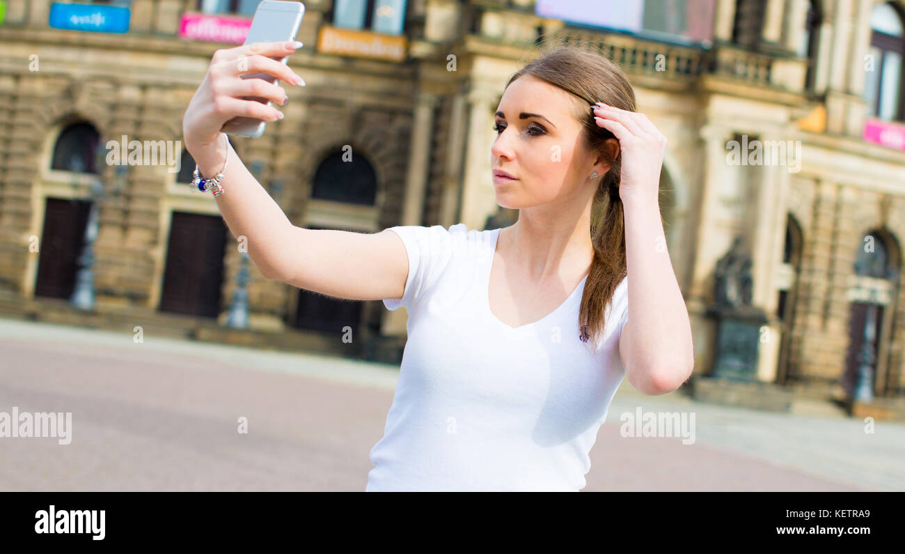 Elle prépare des photos coups de Dresde et ville européenne de selfies historique vieille ville allemande Banque D'Images