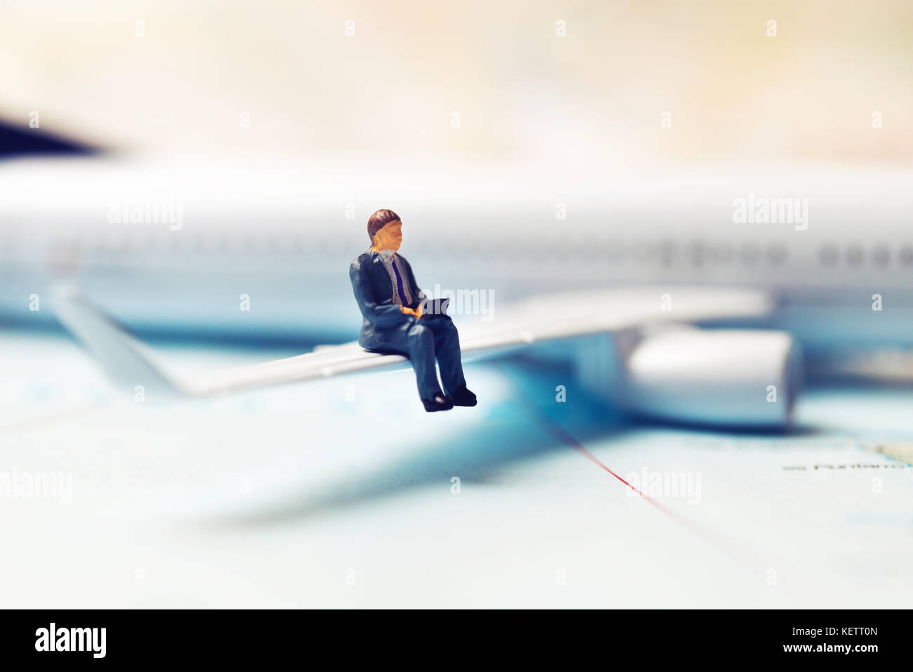 Business Travel Concept - portrait sur une aile d'avion et de travail avec ordinateur portable Banque D'Images