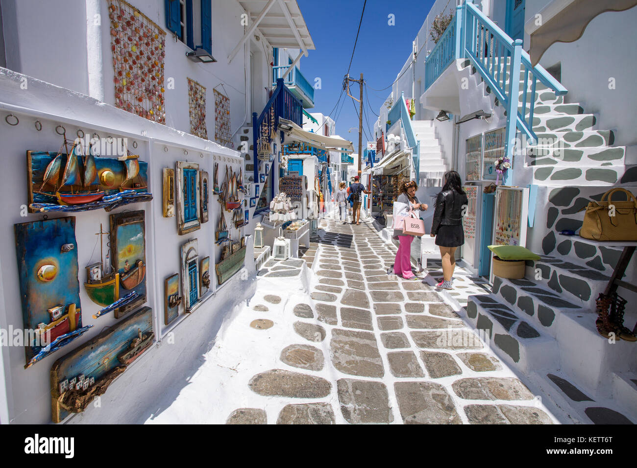 Boutique de souvenirs à une allée de la ville de Mykonos, Mykonos, Grèce Banque D'Images