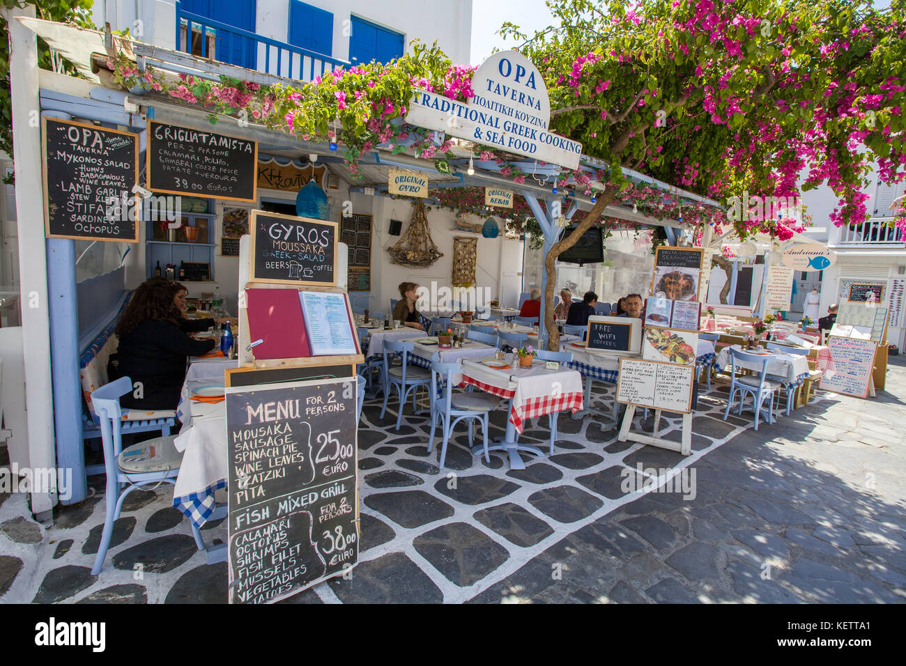 Restaurant grec typique de Mykonos-ville, Mykonos, Grèce Banque D'Images